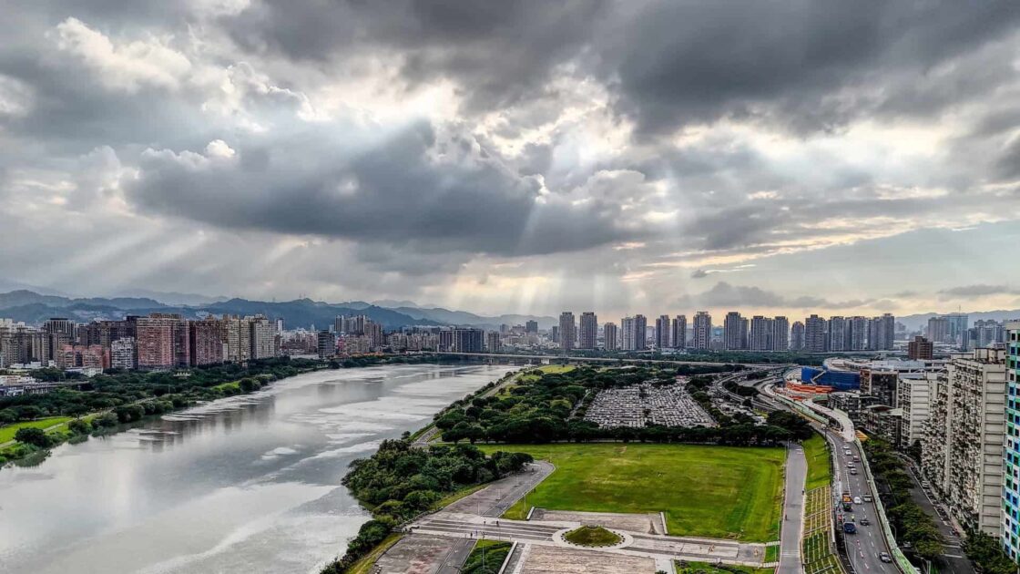 台北馬場町河濱公園 : 雲隙光 耶穌光